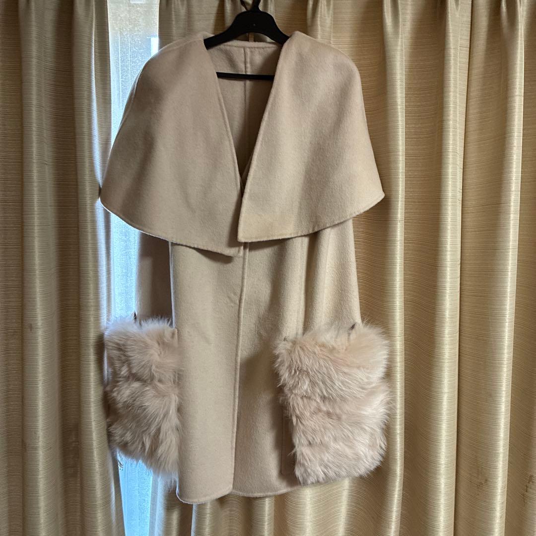 美品　アイボリー ファー付きポンチョ　ケープコート